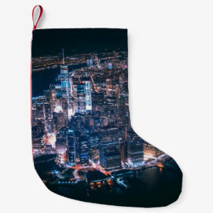 AUSSICHT AUF DIE STADT GEBÄUDE WÄHREND DER NACHT KLEINER WEIHNACHTSSTRUMPF