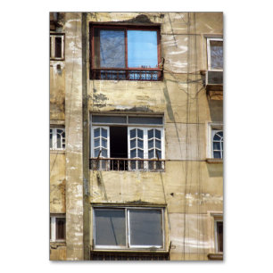 Aussicht auf die Wand mit Balkon und Fenster Tischnummer