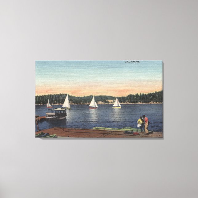 Aussicht auf Dock, See und Segelboote Leinwanddruck (Vorderseite)