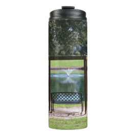 Aussicht auf einen kleinen See Thermosbecher