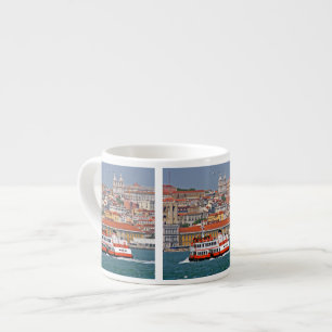 Aussicht auf Lissabon mit alter Fähre auf dem Flus Espressotasse