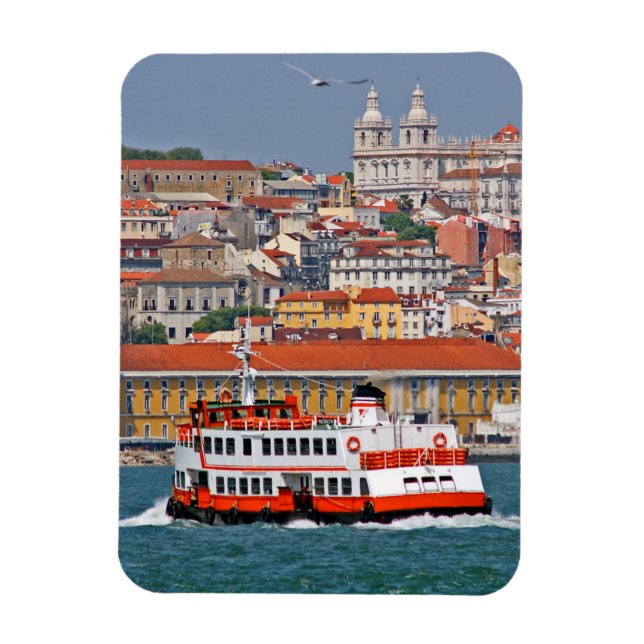 Aussicht auf Lissabon mit alter Fähre auf dem Flus Magnet (Vertikal)