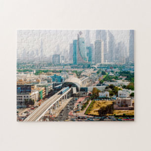 Aussicht auf Metrolinie und Wolkenkratzer