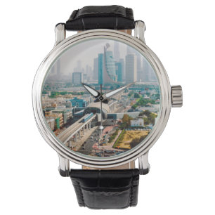 Aussicht auf Metrolinie und Wolkenkratzer Armbanduhr
