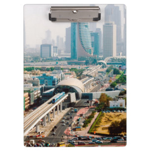 Aussicht auf Metrolinie und Wolkenkratzer Klemmbrett