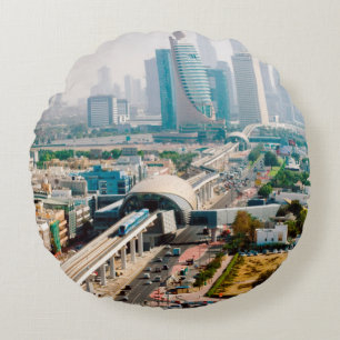 Aussicht auf Metrolinie und Wolkenkratzer Rundes Kissen