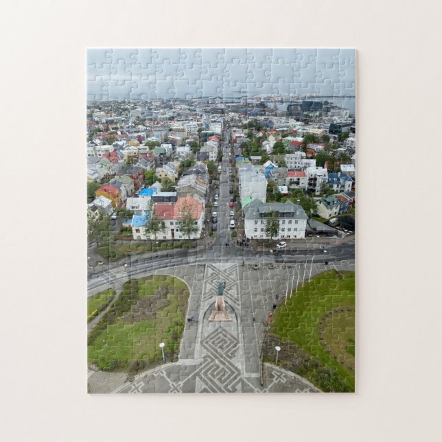 Aussicht auf Reykjavik, Island aus Hallgrimskirkja (Vertikal)