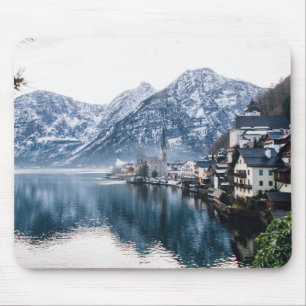 Aussicht auf See und schneebedeckte Berge Mousepad