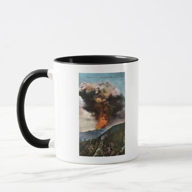 Aussicht auf Wälder Feuer in den Bergen Tasse (Links)