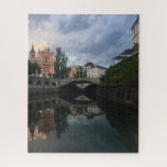 Aussicht vom Fluss im Foto Ljubljana Slowenien<br><div class="desc">Eine coole Aussicht auf die Altstadt von Ljubljana,  Slowenien,  die bei Sonnenuntergang vom Fluss aus aufgenommen wurde,  um die schönen Reflexionen im Wasser zu erfassen.</div>