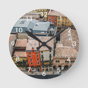 Aussicht von oben auf die bunten Fassaden der Gebä Runde Wanduhr