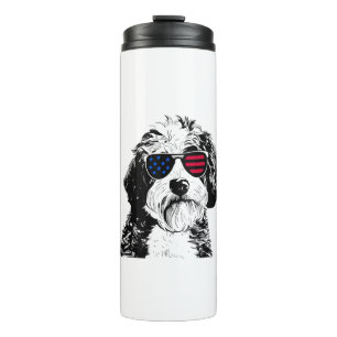 Aussiedoodle Dog 4. Juli USA Flagge Thermosbecher