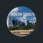 Austin Texas City Skyline Fotografie Button<br><div class="desc">Dieser moderne Austin Texas-Knopf besticht durch einen schönen blauen Himmel und Wolken über der Skyline der Stadt. Alle neuen Gebäude gegen die hübschen grünen Bäume, die die Schönheit der Stadt und der Natur des Ortes verkörpern. Ein tolles Reisegepäck für einen Besucher oder einen Austiniten, der gerne den Butler Park, den...</div>