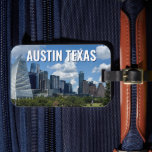 Austin Texas City Skyline Fotografie Gepäckanhänger<br><div class="desc">Dieses moderne Gepäckanhänger von Austin Texas besticht durch einen schönen blauen Himmel und Wolken über der Skyline der Stadt. Alle neuen Gebäude gegen die hübschen grünen Bäume, die die Schönheit der Stadt und der Natur des Ortes verkörpern. Ein tolles Reisegepäck für einen Besucher oder einen Austiniten, der gerne den Butler...</div>