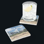 Austin Texas City Skyline Fotografie Steinuntersetzer<br><div class="desc">Dieser moderne Austin Texas Souvenir Untersetzer besticht durch einen wunderschönen blauen Himmel und Wolken über der Skyline der Stadt. Alle neuen Gebäude gegen die hübschen grünen Bäume, die die Schönheit der Stadt und der Natur des Ortes verkörpern. Ein tolles Reisegepäck für einen Besucher oder einen Austiniten, der gerne den Butler...</div>