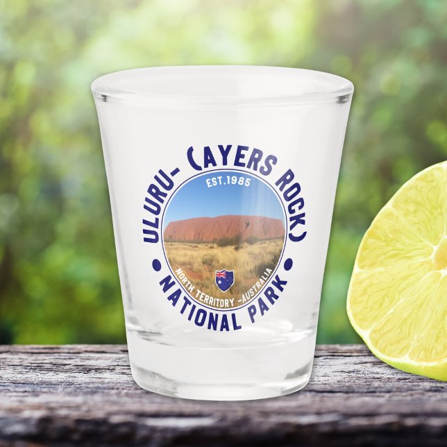 Australia’s Sacred Landmark – Uluru Sunset Photo  Schnapsglas (Von Creator hochgeladen)