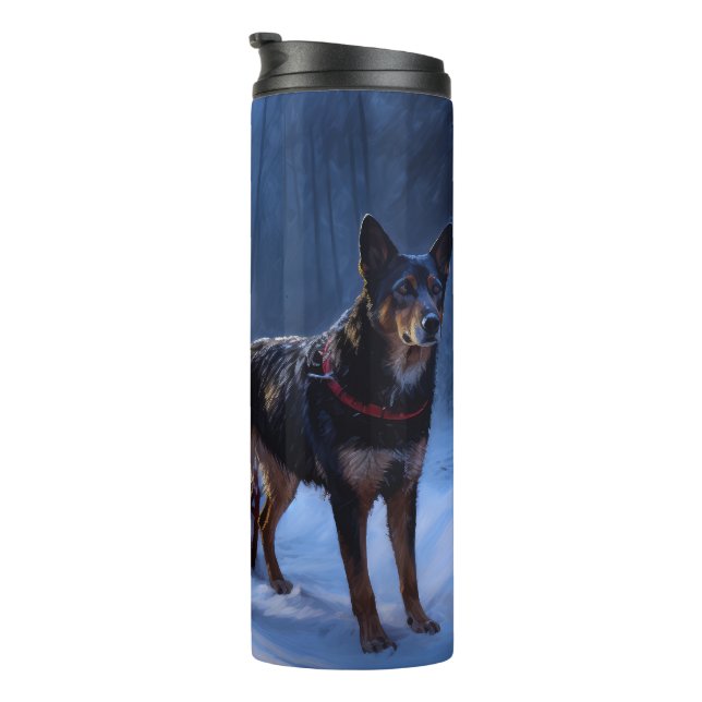 Australian Kelpie Snowy Sleigh Weihnachtsdekor Thermosbecher (Nach rechts gedreht)