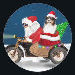 Australian Shepherd Dog Christmas Weihnachtsmann Runder Aufkleber<br><div class="desc">Ein Weihnachtsmann,  der mit dem Fahrrad Weihnachtsbaum liefert,  und ein australischer Schäferhund als Geschenk,  ist eine Weihnachtsgeschenkidee für jemanden,  der diesen Hund züchtet.</div>