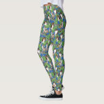 Australian Shepherd Dogs Tropical Blätter Leggings<br><div class="desc">Niedliche,  realistische Illustrationen australischer Schäferhunde oder Australier und hellgrüne tropische Monstera-Blätter sind Set vor einem königsblauen Hintergrund auf diesen Leggings.</div>