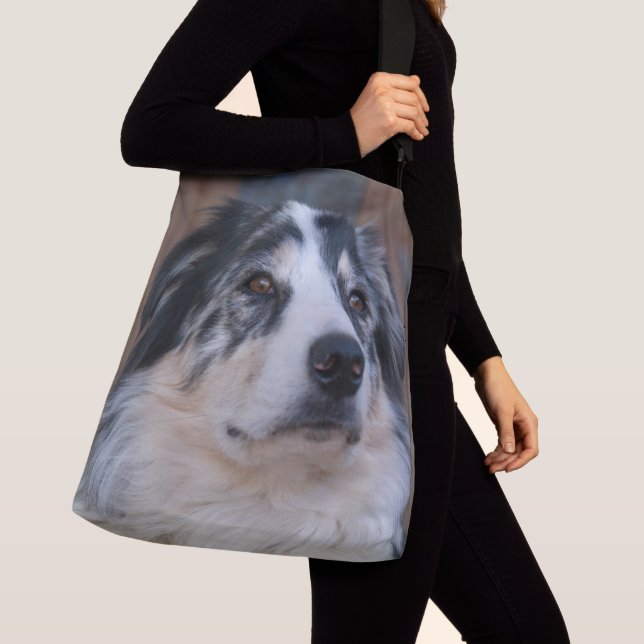 Australian Shepherd Mix Nah-Up Fotograf Tragetaschen Mit Langen Trägern (Von Nahem)