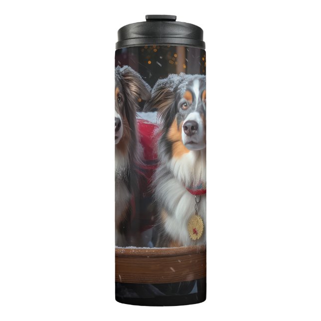 Australian Shepherd Snowy Sleigh Weihnachtsdekor Thermosbecher (Vorderseite)