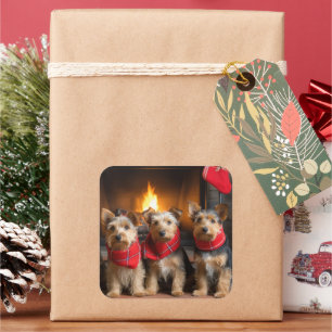 Australian Terrier by Fireplace Christmas Quadratischer Aufkleber