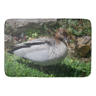 Australian Wood Duck in Tranquil Garden Badematte