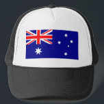 Australie Truckerkappe<br><div class="desc">Die Flagge Australiens basiert auf dem britischen Blue Ensign - einem blauen Feld mit der Union Jack im Kanton- oder Oberhausviertel -, das mit einem großen weißen siebenspitzen Stern (dem Commonwealth Star) und einer Repräsentation der Konstellation des Südkreuzes, bestehend aus fünf weißen Sternen - einem kleinen Fünf-Sterne-Stern und vier, größeren,...</div>