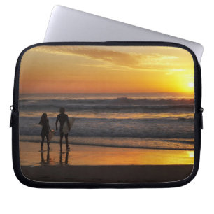 Australien, Queensland, Gold Coast, Surfer bei Laptopschutzhülle