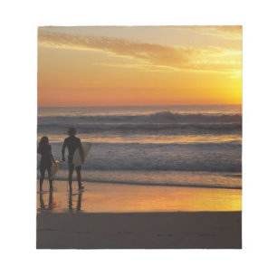 Australien, Queensland, Gold Coast, Surfer bei Notizblock