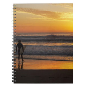 Australien, Queensland, Gold Coast, Surfer bei Notizblock