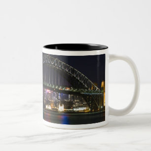 Australien, Sydney. Sydney Hafen bei Nacht. Zweifarbige Tasse