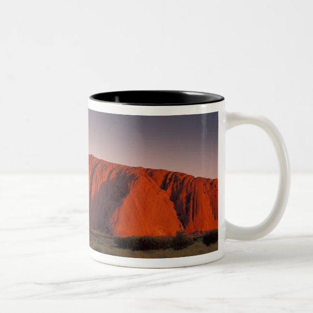 Australien, Uluru Nationalpark. Uluru oder Zweifarbige Tasse (Rechts)