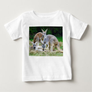 Australische Kängurus, die im Sun sich entspannen Baby T-shirt