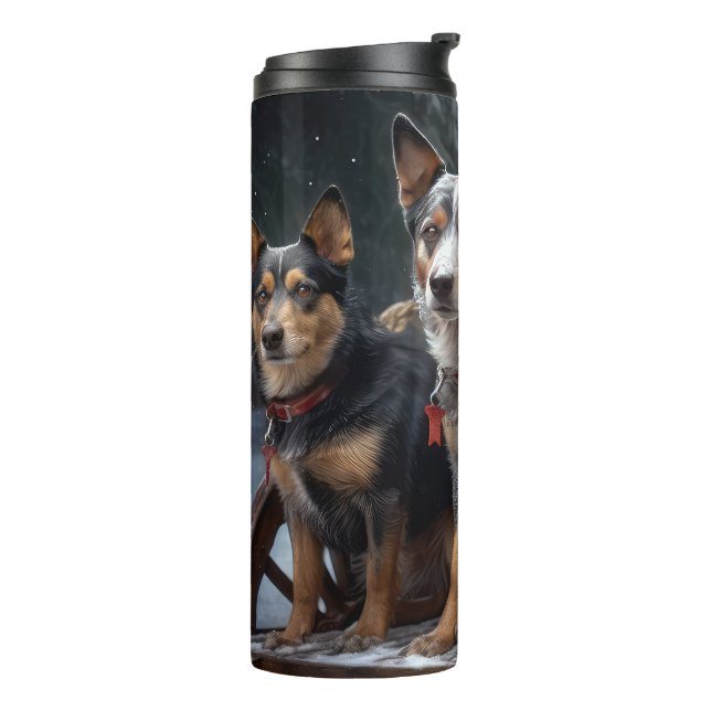 Australische Rinder Snowy Sleigh Weihnachtsdekor Thermosbecher (Nach links gedreht)