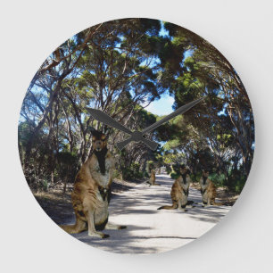 Australische Wallaby auf der Straße, große Uhr