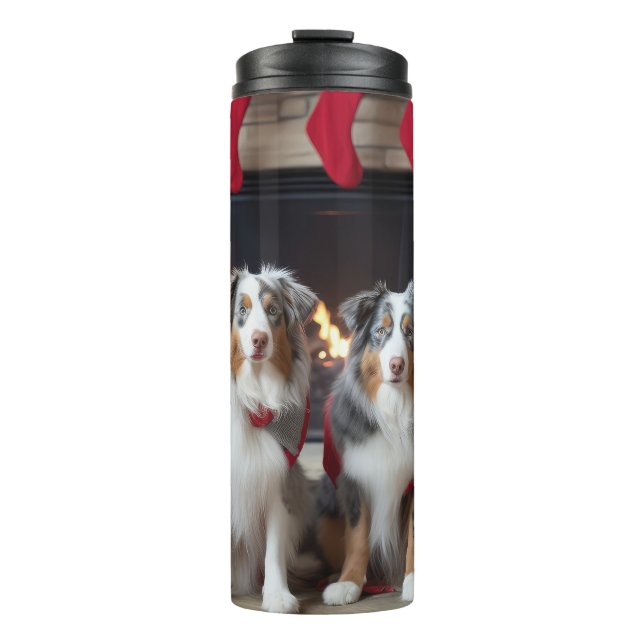 Australischer Schäferhund am Feuerplatz Weihnachte Thermosbecher (Vorderseite)