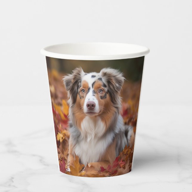 Australischer Schäferhund im Herbstfall Inspiriert Pappbecher (Vorderseite)
