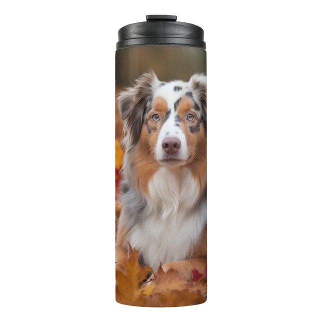 Australischer Schäferhund im Herbstfall Inspiriert Thermosbecher (Vorderseite)