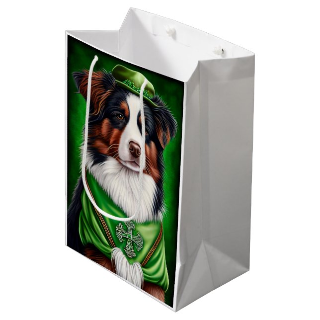 Australischer Schäferhund in St. Patrick's Day Dre Mittlere Geschenktüte (Vorderseite Schrägansicht)