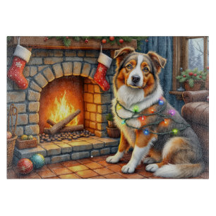 Australischer Schäferhund Kamin mit Weihnachtslich Schneidebrett