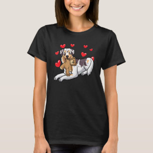 Australischer Schäferhund mit gestopften Tieren un T-Shirt
