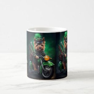 Australischer Terrier fährt Fahrrad am St. Patrick Kaffeetasse