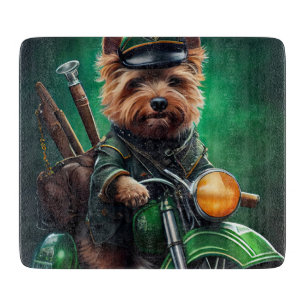 Australischer Terrier fährt Fahrrad am St. Patrick Schneidebrett