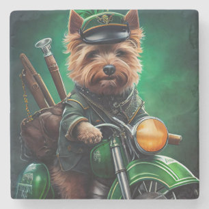 Australischer Terrier fährt Fahrrad am St. Patrick Steinuntersetzer