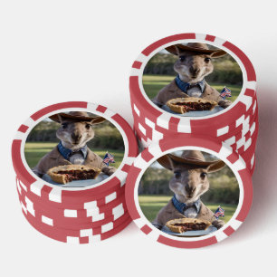 Australisches Känguru hält ein Fleischpastetchen, Pokerchips