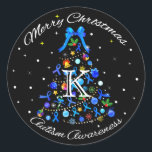 Autism Blue Christmas Tree Runder Aufkleber<br><div class="desc">Einzigartiger und schöner Weihnachtsbaum mit blauen Bändern und Weihnachtsschmuck, blauen Diamanten zur Unterstützung der Aufklärung der Autismus während der Weihnachtszeit.</div>