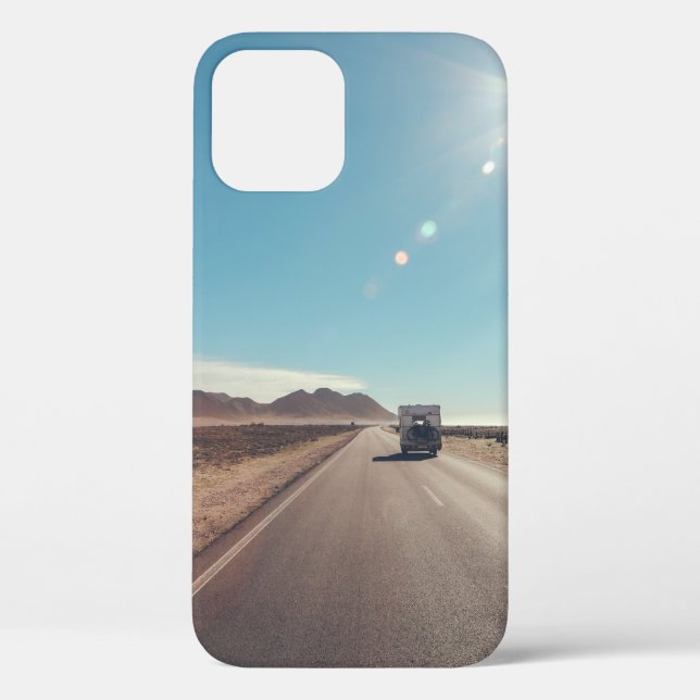 Auto auf schwarzer Asphaltstraße Case-Mate iPhone Hülle (Rückseite)