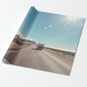 Auto auf schwarzer Asphaltstraße Geschenkpapier