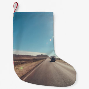 Auto auf schwarzer Asphaltstraße Kleiner Weihnachtsstrumpf